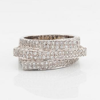 Ring, med briljantslipade diamanter.