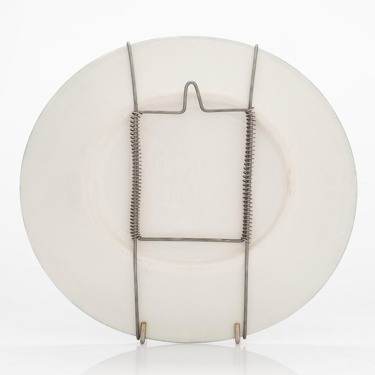 Birger Kaipiainen,  a decorative stoneware plate, signed Birger Kaipiainen, Arabia.
