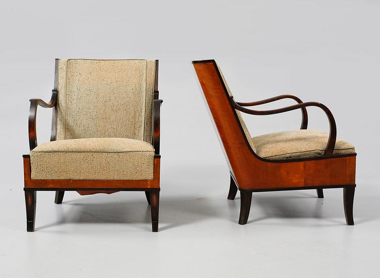 FÅTÖLJER, ett par, tillskrivna Erik Chambert, 1920/30-tal.