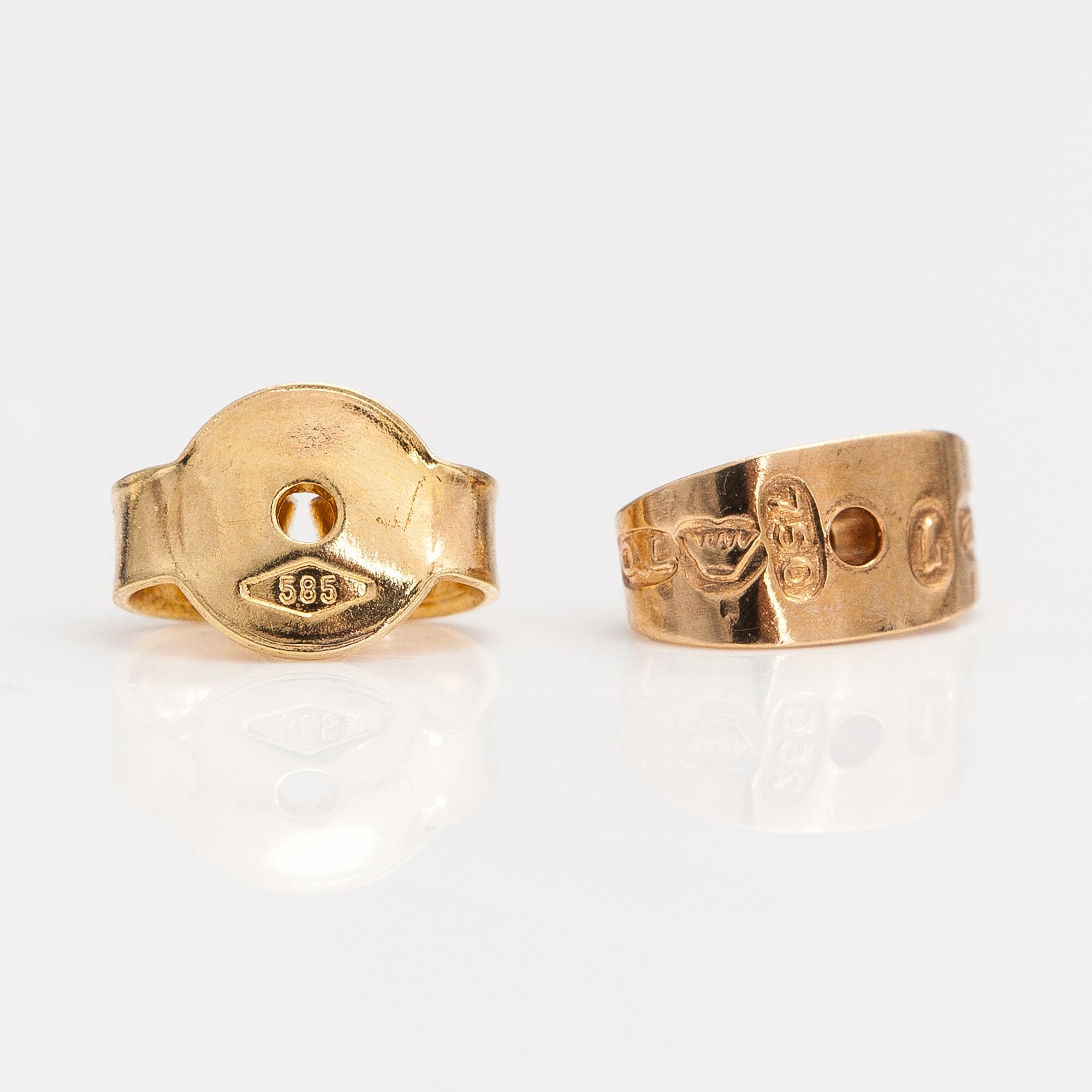 A pait of 18K gold earrings with transitional-cut diamonds ca. 1.30 ct in total. Oskar Lindroos, Helsinki 1953.