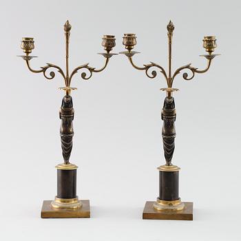 KANDELABRAR, 1 par, mässing och patinerad metall, empirestil, 1800-/1900-tal.