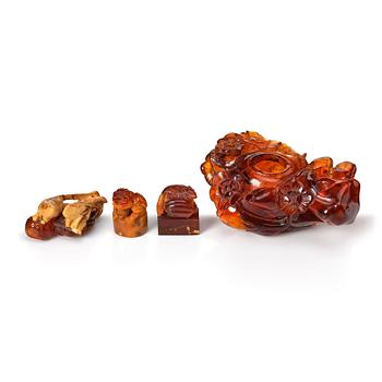 914. An amber brush washer and three miniature figurines, China, late Qing/early 20th Century.