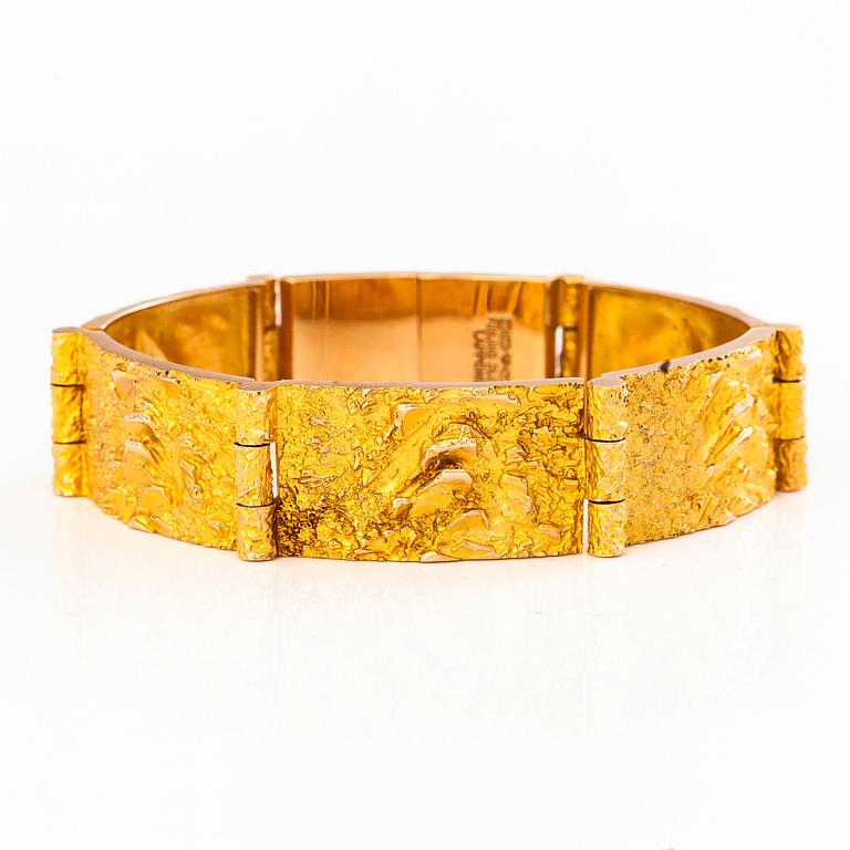 BJÖRN WECKSTRÖM, A 14K gold bracelet " Velvet Clouds". Lapponia 1972.