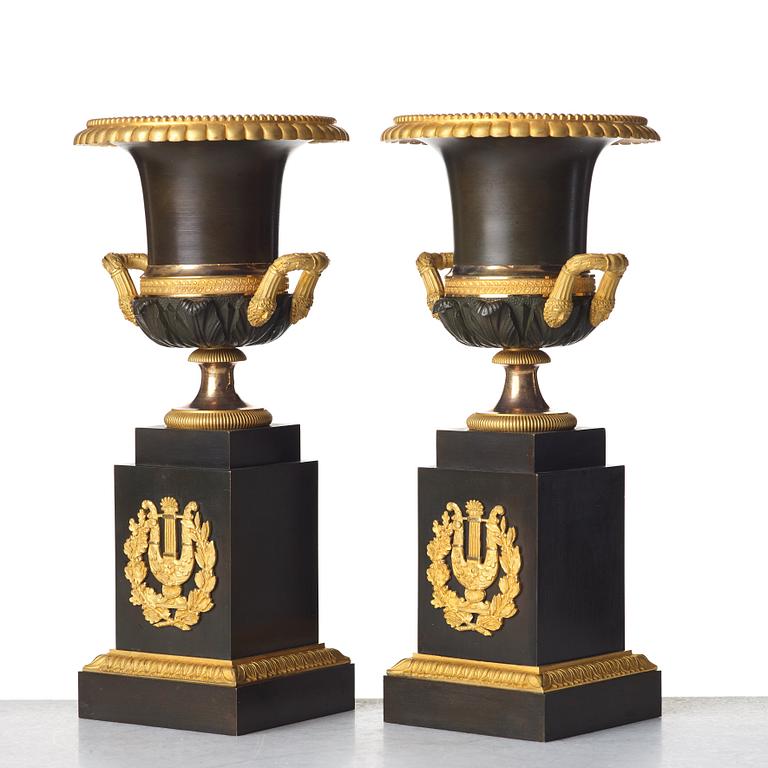 A pair of French Empire urns, beginning of 19th century.