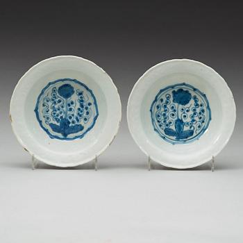 A group of six blue and white dishes, Ming dynasty, Wanli (1572-1620).