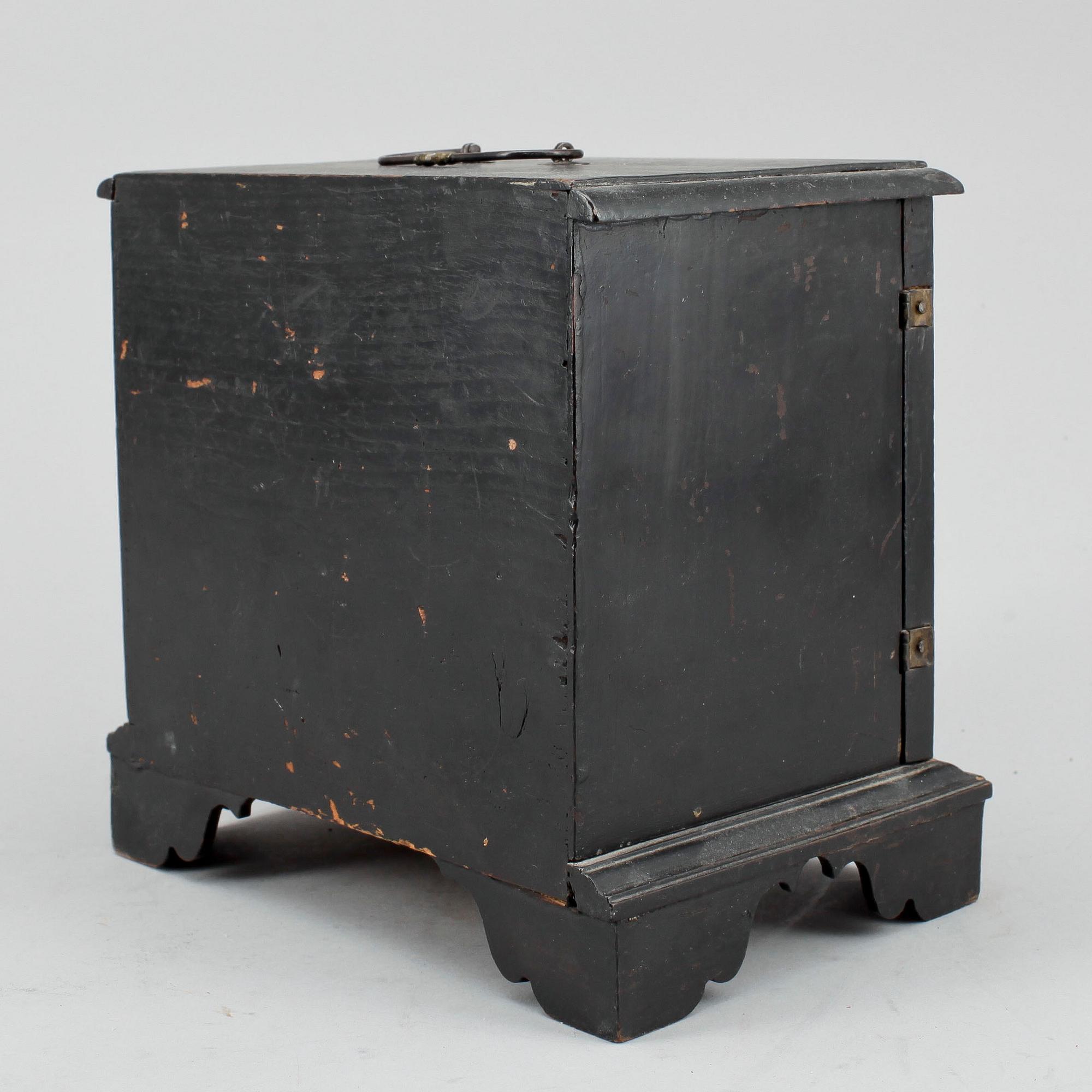 KABINETTSKÅP, i miniatyr. 1800-tal.