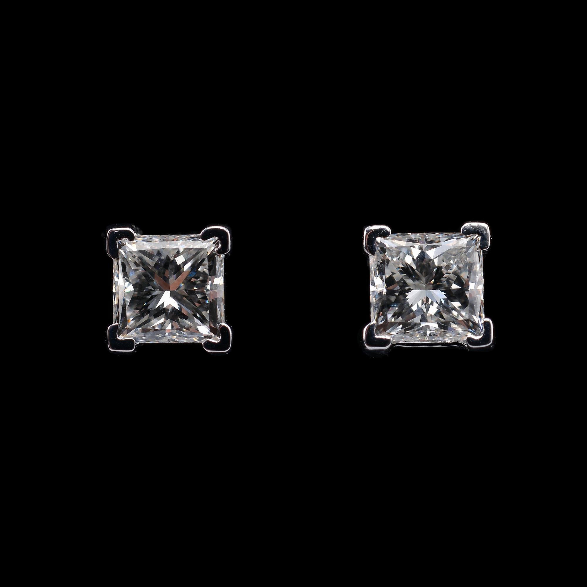 KORVAKORUT, prinsesshiottuja timantteja 1.40 ct. F/vvs 1-2. Lasermerkitty ID nro. GIA sertifikaatti.