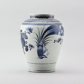 A blue and white Japanese jar, Edo period, 17th Century.