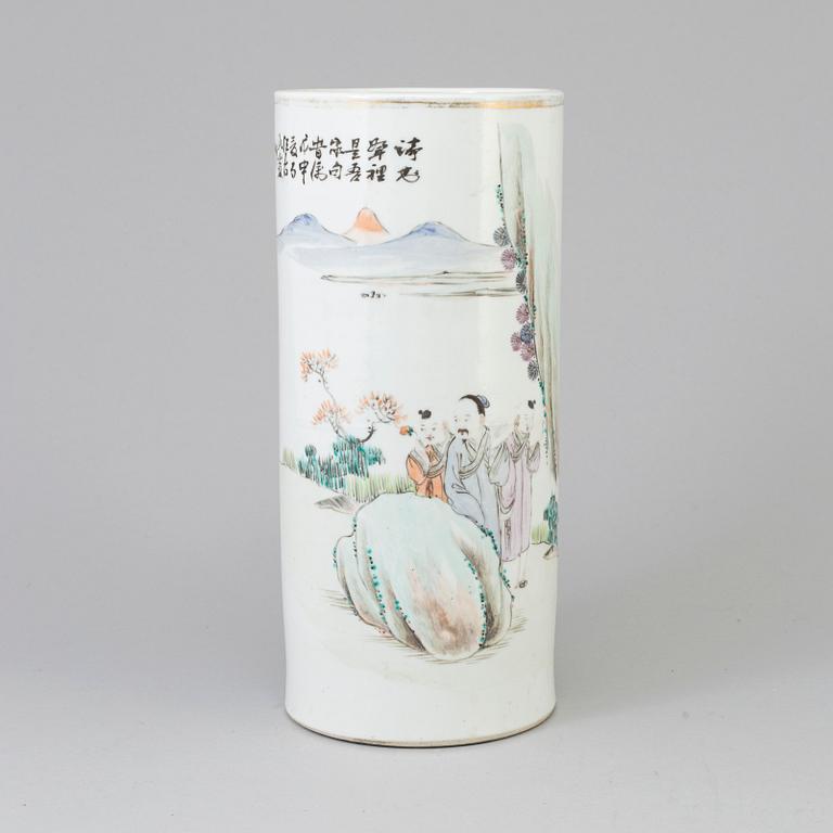 A Chinese famille rose porcelain hat stand, early 20th century.