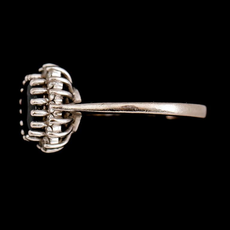 RING, 14 k vitguld, blå safir ca 1.20 ct, diamanter tot ca 0.16 ct.