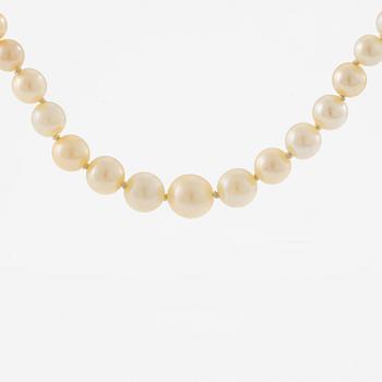 Pearl necklace, with graduated cultured pearls, clasp in gold set with brilliant-cut diamonds and a pearl.