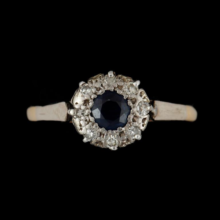 RING, 18k guld med safir och små briljantslipade diamanter. Vikt ca 2 gram.