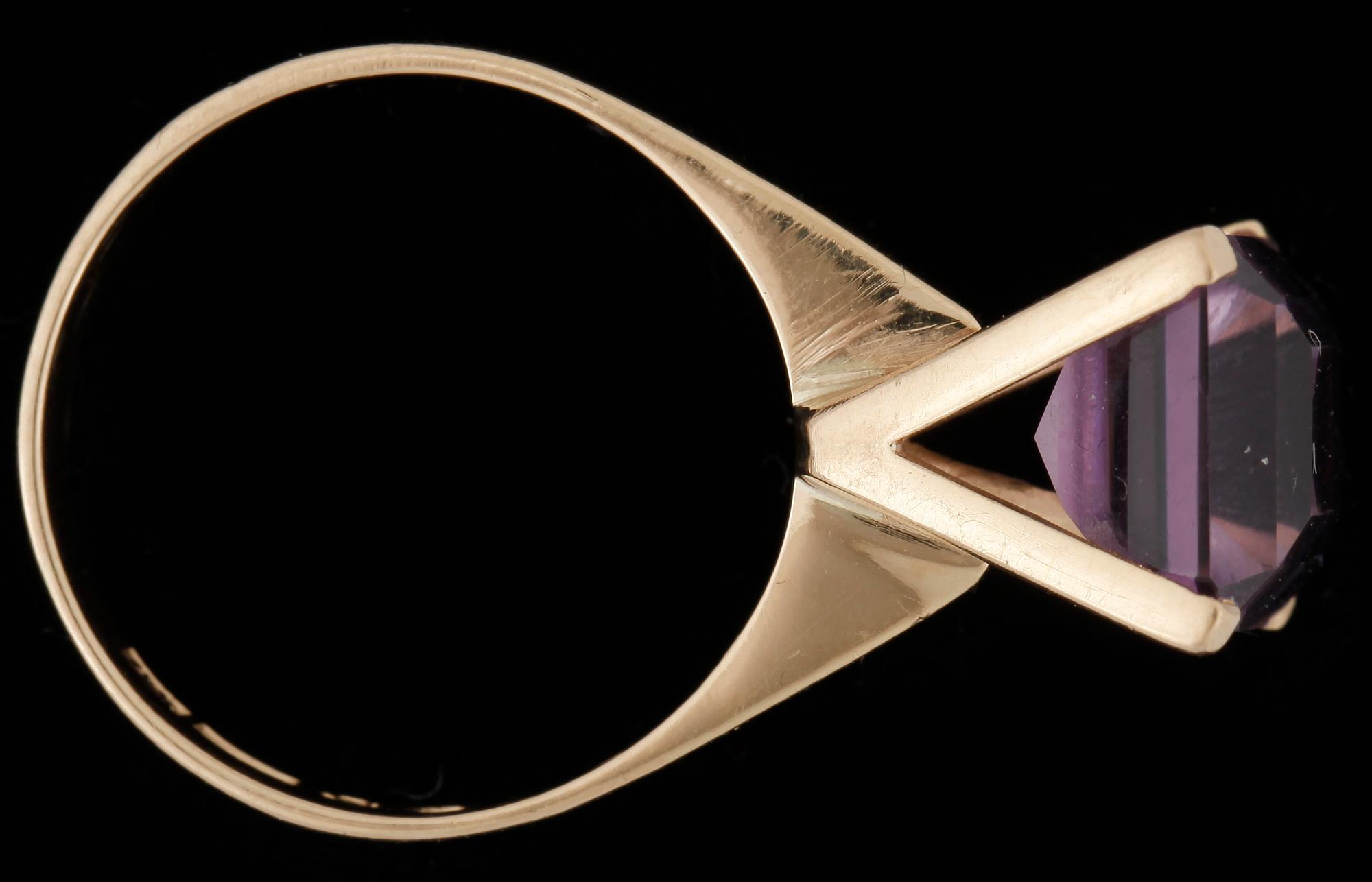 RING, 18k guld och ametist. Vikt 5 g.
