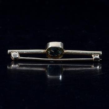 BROSCH, 18K guld med turmalin. Otydliga stämplar, 1900-talets mitt. Vikt 2,4 g.