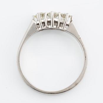 Ring, 18K vitguld med tre briljantslipade diamanter.