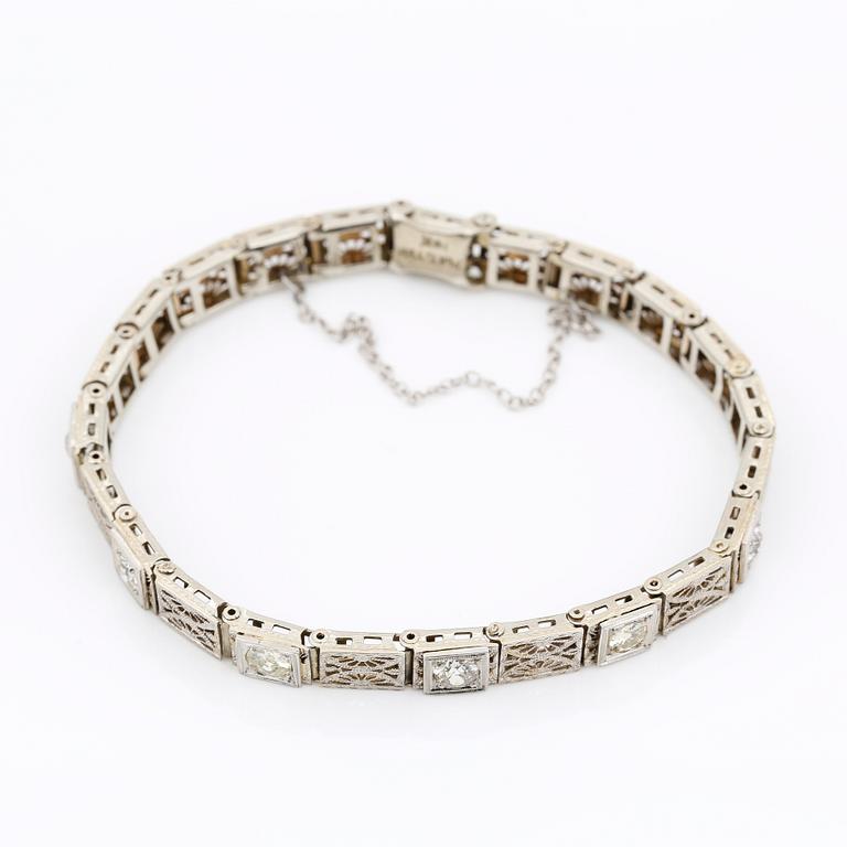 ARMBAND, platina och 14K gultguld med 6 gammalslipade diamanter tot ca 1,35 ct, andra hälft 1800-talet. Vikt 12,60 g.