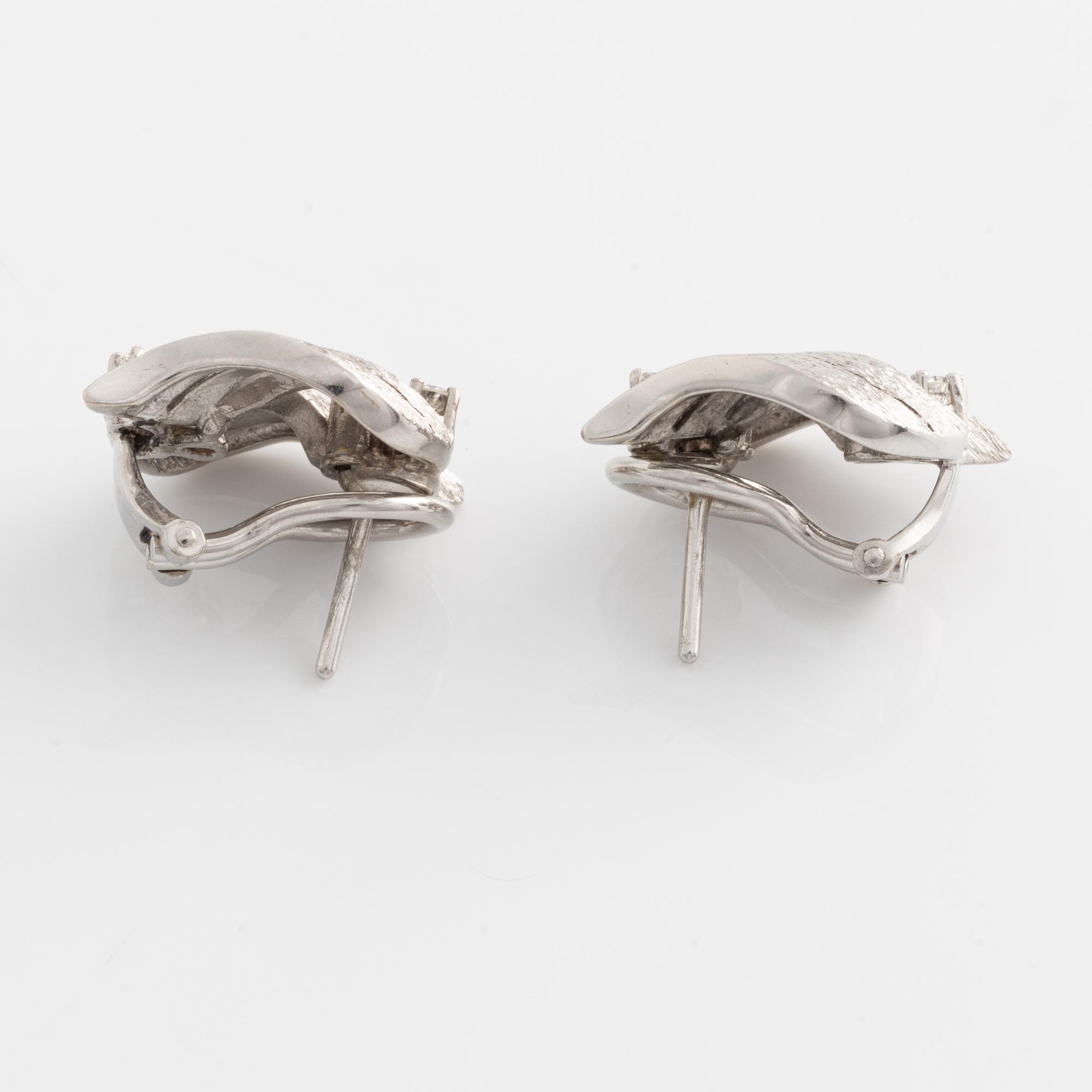 A pair of earrings in 18K white gold with round brilliant-cut diamonds.