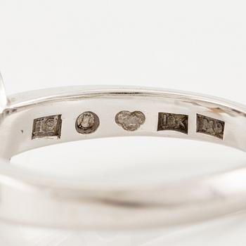 A ring in 18K white gold with a cultured pearl and round brilliant-cut diamonds.