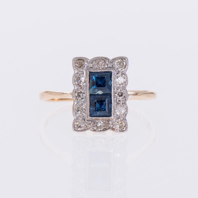 RING, två carréslipade safirer, åttkantslipade diamanter, 14K guld.