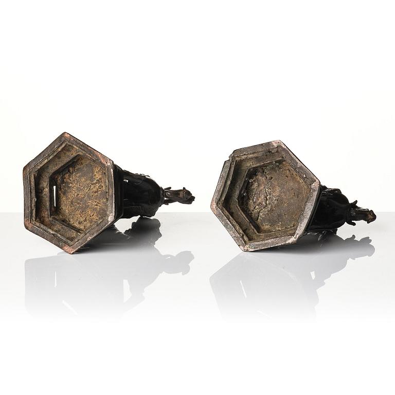 Rökelsehållare, ett par, brons. Yuan/Mingdynastin.