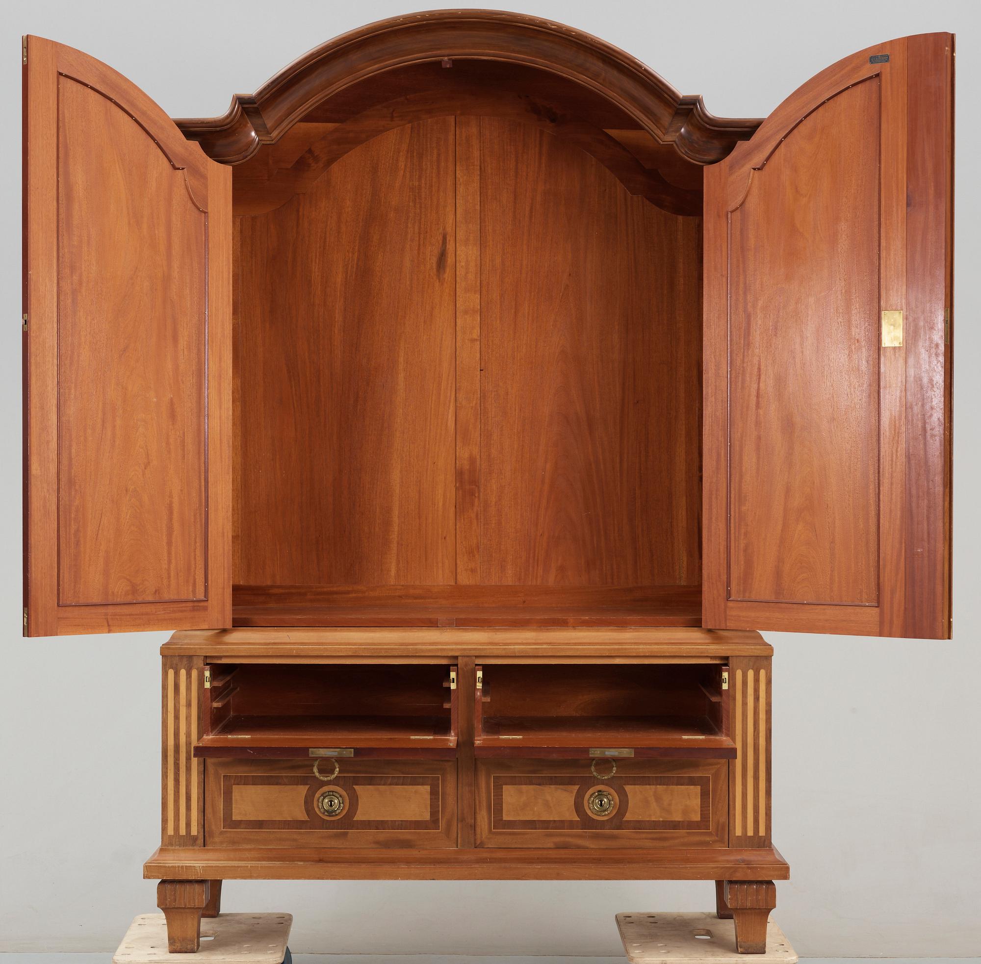 SKÅP, gustaviansk stil, 1900-tal.