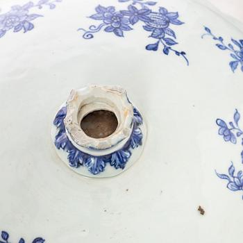 A large blue and white tureen, Qing dynasty, Qianlong (1736-95).