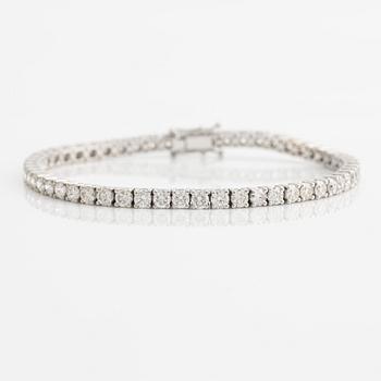 Tennis bracelet with brilliant-cut diamonds.