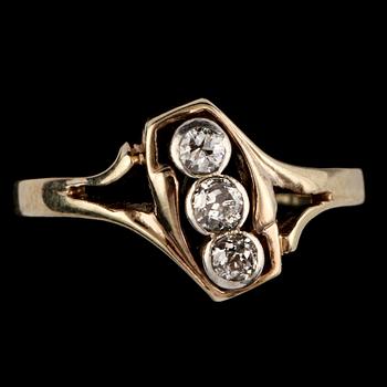 RING, 14k guld med 3 äldre briljantslipade diamanter, utländska stämplar, omkring 1900-talets mitt. Vikt 2 g.