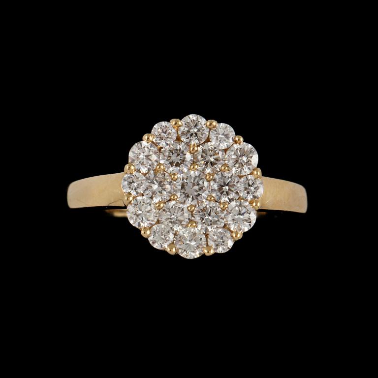 RING, 18k guld med 19 briljantslipade diamanter, totalt 1.17 ct. Vikt 5 g.