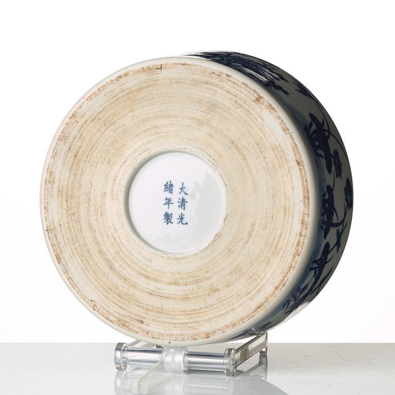 A blue and white flower pot, Qing dynasty, circa 1900.