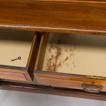 Vitrinskåp, 1900-talets första hälft.