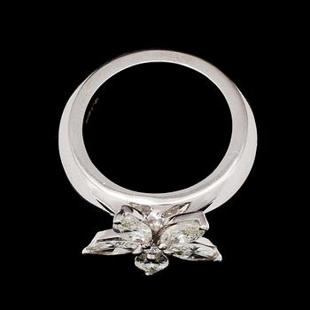 RING, briljant- och navetteslipade diamanter, tot. ca 2.30 ct, i form av blomma.
