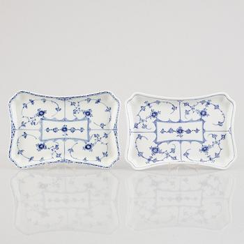 Two 'Blue Fluted' / 'Musselmalet riflet' serving dishes / trays, Royal Copenhagen, model 269 and 716, 1960s.