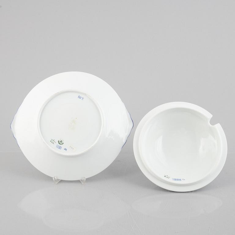 A 'Blue Fluted Half Lace' porcelain tureen with cover and stand / dish, Royal Copenhagen, model 601 and 666, 1898-1923.