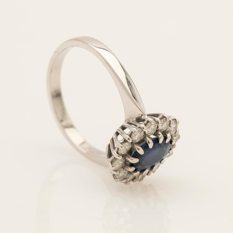 Ring, 18k vitguld med briljantslipade diamanter och safir.