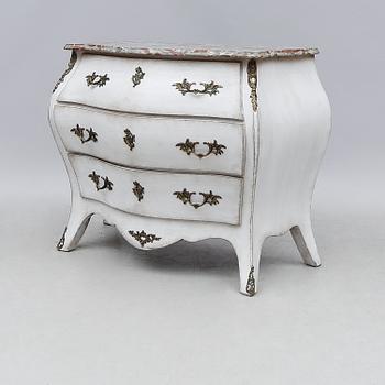 BYRÅ, rokokostil, 1900-talets andra hälft.