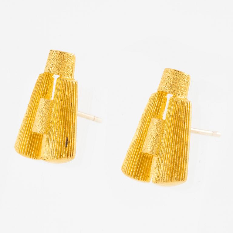 Garnityr av guldsmycken, en collier (14K), ett armband (18K), ett par örhängen (14K) och en ring (14K).