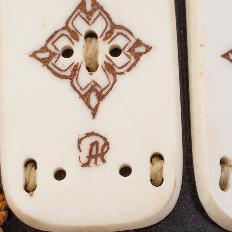 SAMEBÄLTE, troligen av Per Anders Nutti. Monogramsignerad.