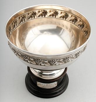 SKÅL PÅ FOT, silver, CG Hallberg, Stockholm 1904. Vikt ca 1342 g. exkl. sockel.