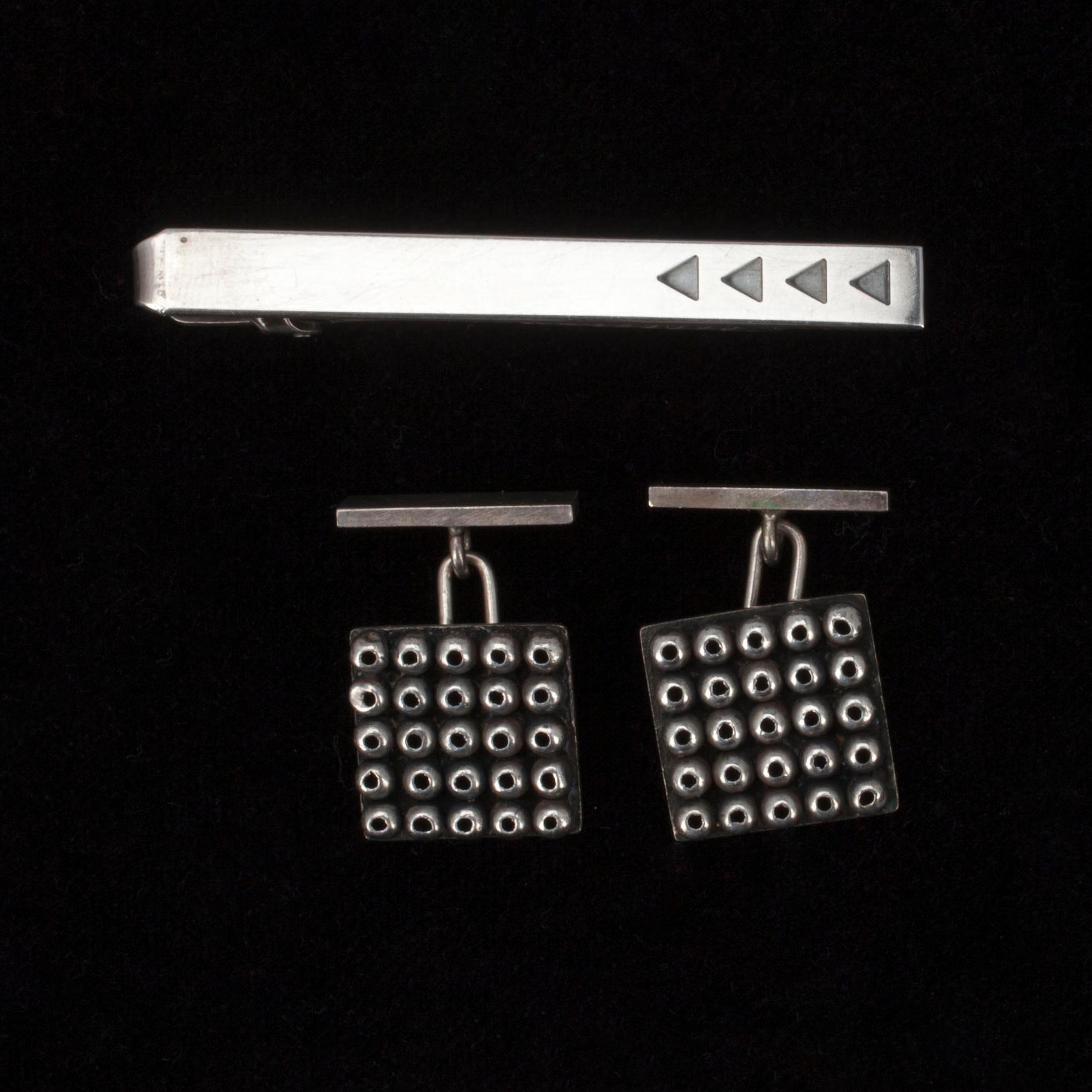 MANCHETTKNAPPAR samt SLIPSNÅL, silver, finska stämplar 1950-60-tal. Vikt tot. 17 g.