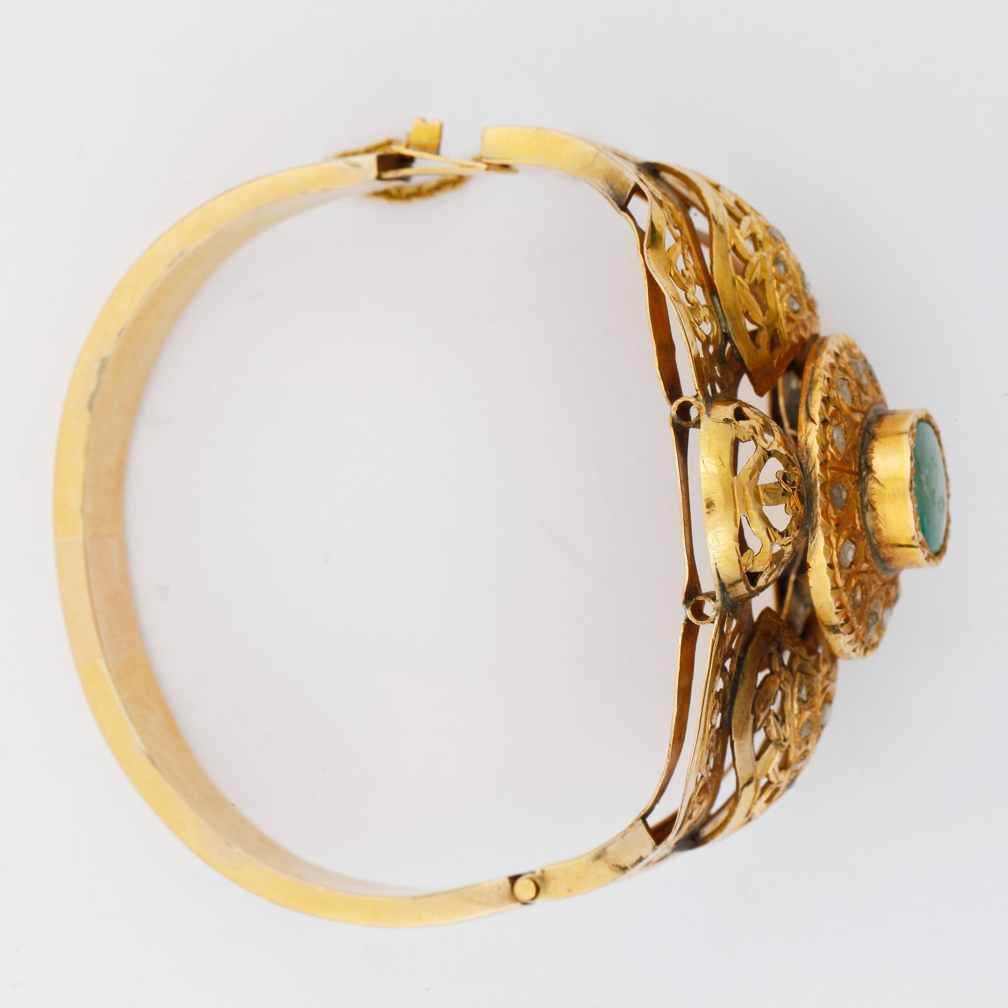 ARMRING, guld 14k, med rosenslipade diamanter, ljusgrön smaragd. Franska stämplar. Vikt ca 50 gram.