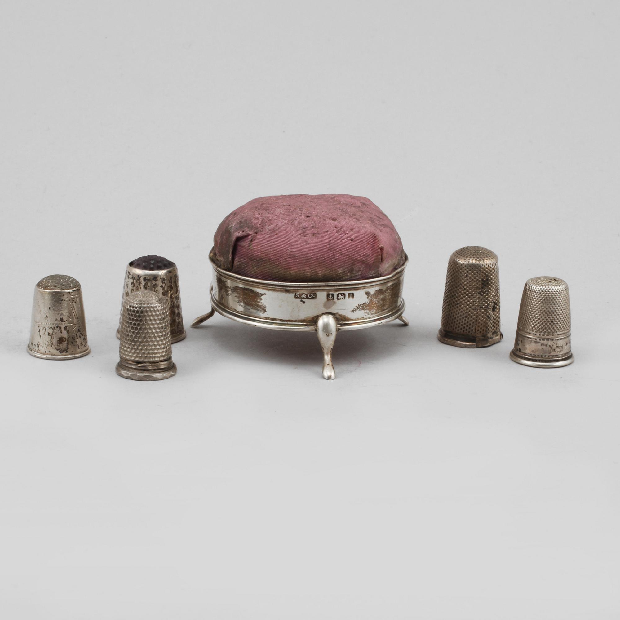 NÅLDYNA samt FINGERBORGAR, 5 st, delvis silver, 1900-talets första hälft.
