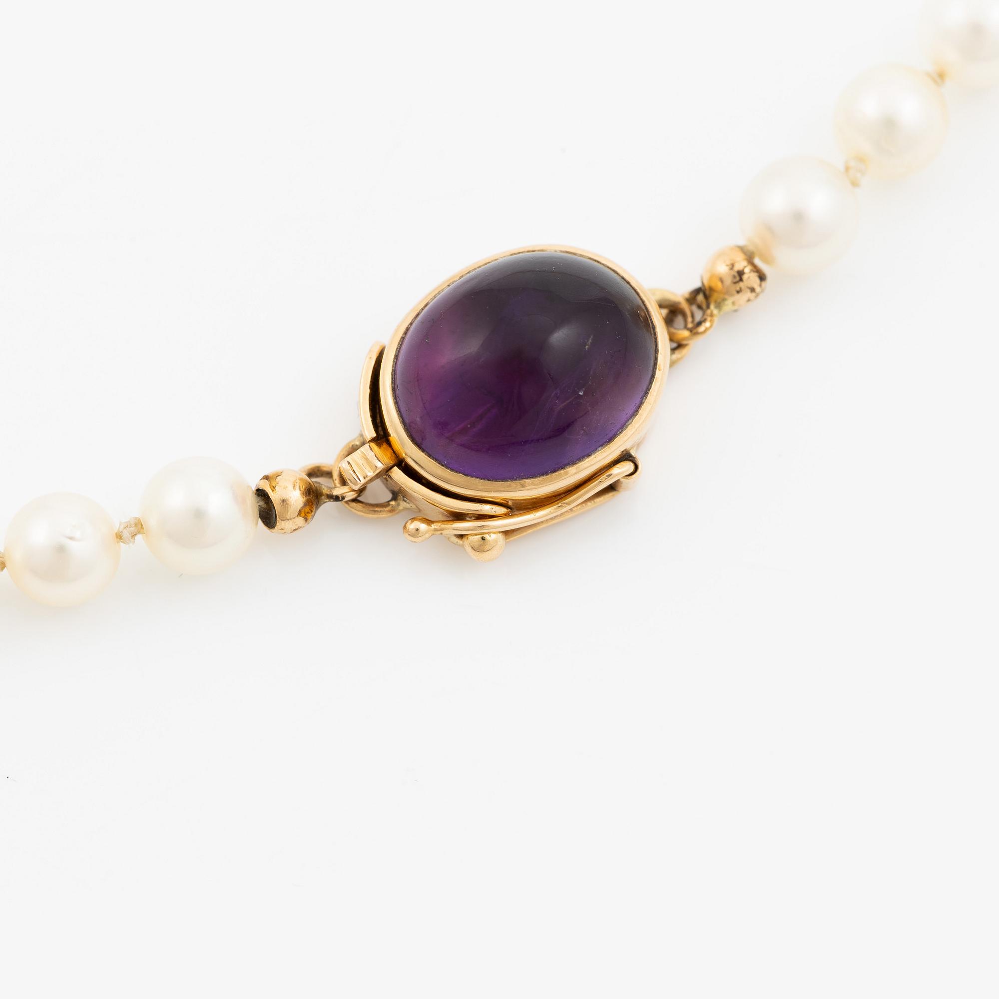 Collier odlade pärlor lås 18K guld med en cabochonslipad ametist.