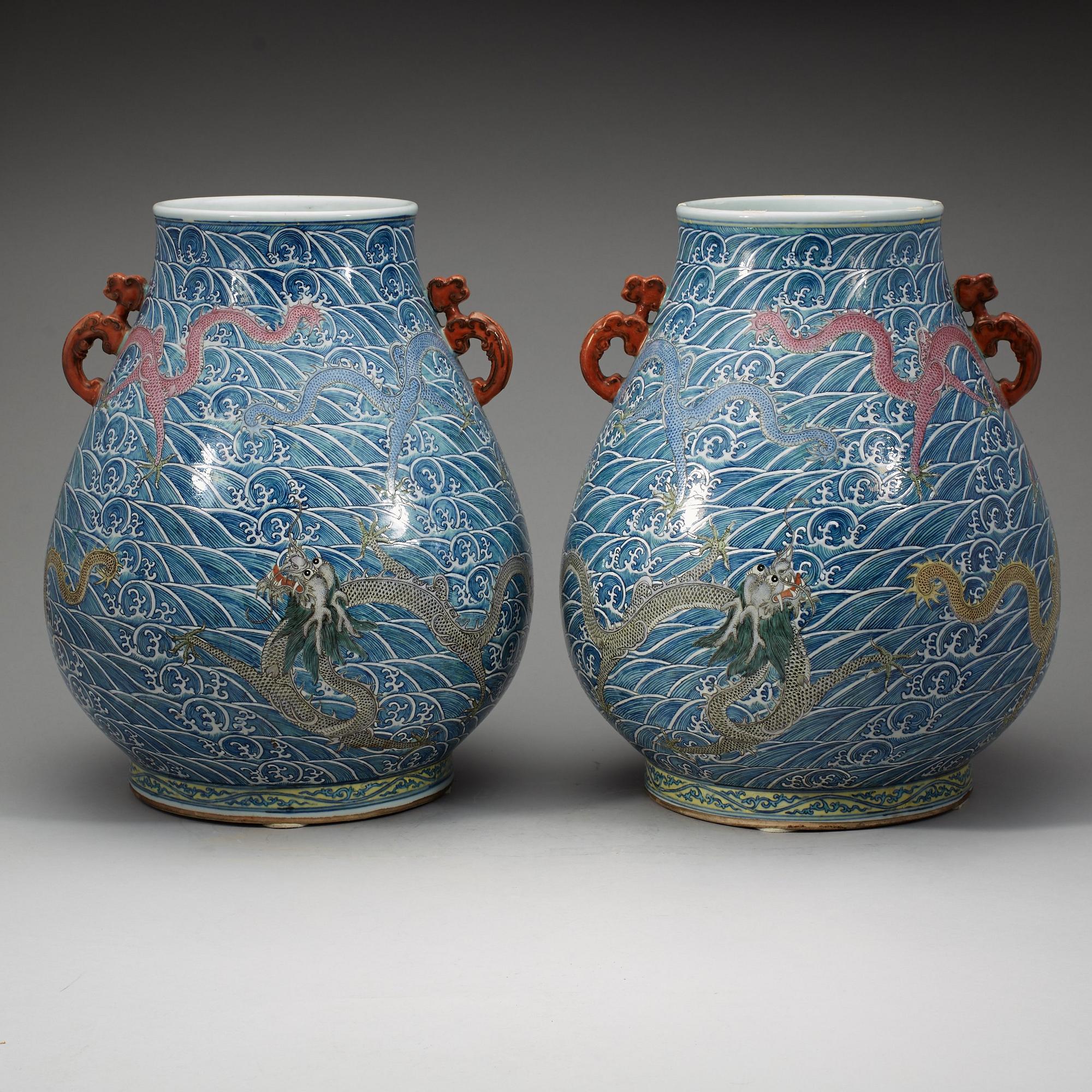 PRAKTURNOR, ett par, porslin. Troligen sen Qingdynasti med Yongzhengs märke.