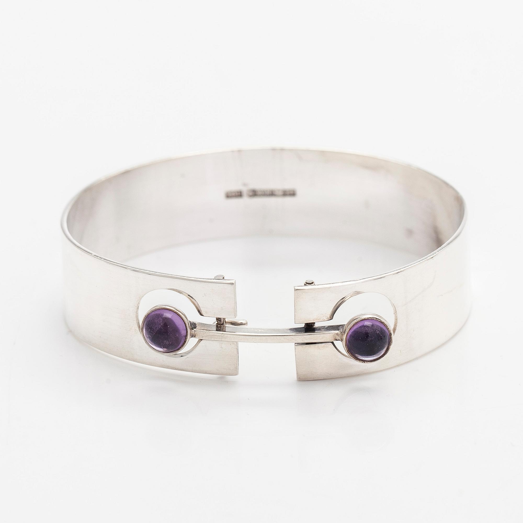 Holger Lindström, armring, cabochonslipade ametister, silver, Helsingfors 1963.