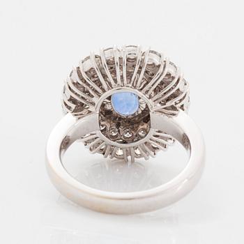Ring 18K vitguld med en oval fasettslipad safir och runda briljantslipade diamanter.