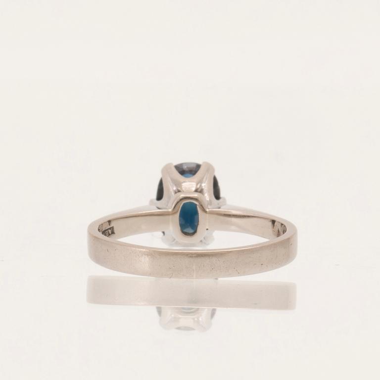 An 18K white gold ring set with an oval faceted sapphire, Atelier Ajour Stockholm 1985.