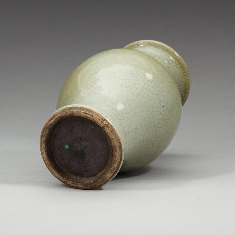 A ge glazed celadon vase, Qing dynasty (1644-1912).