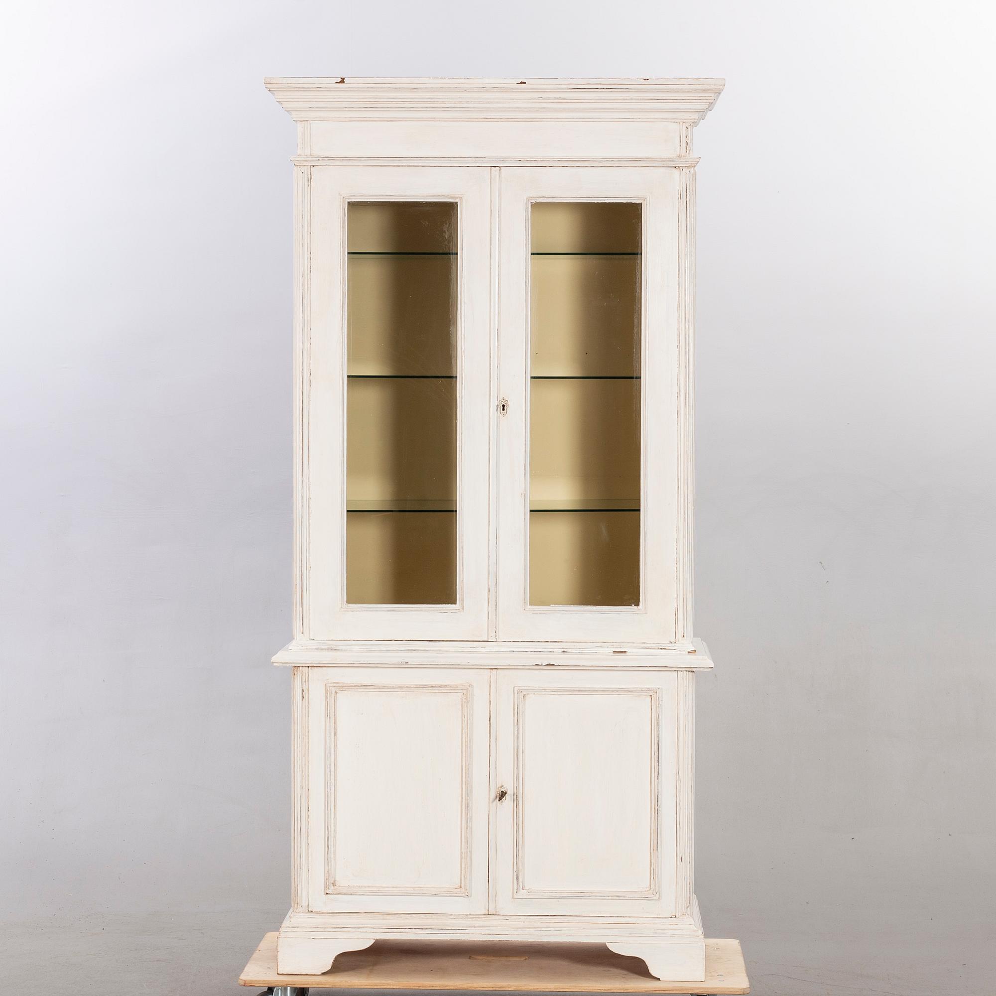 Vitrinskåp, omkring 1900.