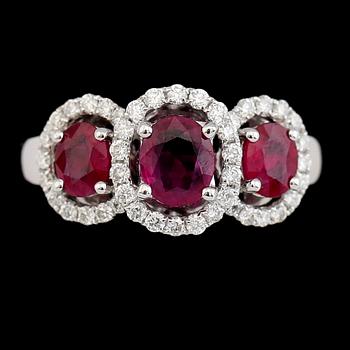 RING, 18 k vitguld, rubiner tot 1.37 ct, briljantslipade diamanter tot 0.45 ct. Vikt 6,3 g.